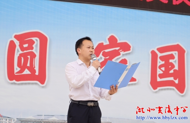 學(xué)工處副主任楊勝利老師宣讀表彰決定.jpg